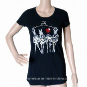 Women Clothes Slim Fit T-Shirt with Printed and Embroidered (HT5811)