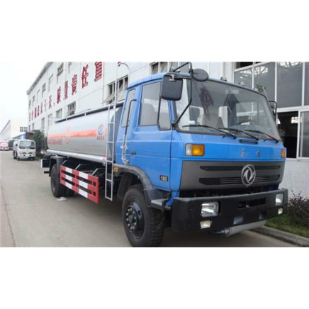 3300 Gallon Dongfeng 4X2 190HP Oil Transport Truck