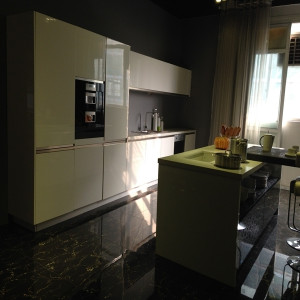 18mm MDF Door High Gloss Kitchen Cabinet (ZHK-021)