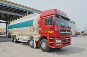 Sinotruk 8*4 Pweder Tanker Truck with 30000L Capacity